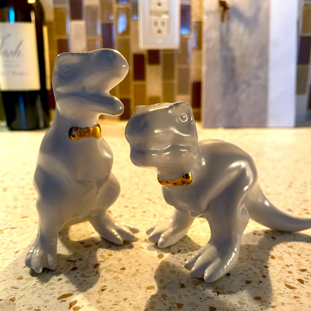 Dinosaur salt/pepper shakers